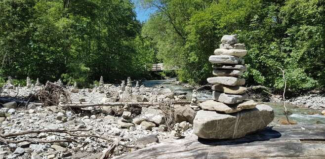 Auf dem Weg entlang der Breitachklamm stehen hohe Steinmännchen.