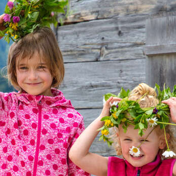 Die zwei Kinder freuen sich über den Urlaub am Rosenhof.