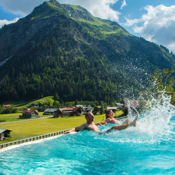 Familienurlaub im Kleinwalsertal: abends in den flauschigen Bademantel kuscheln