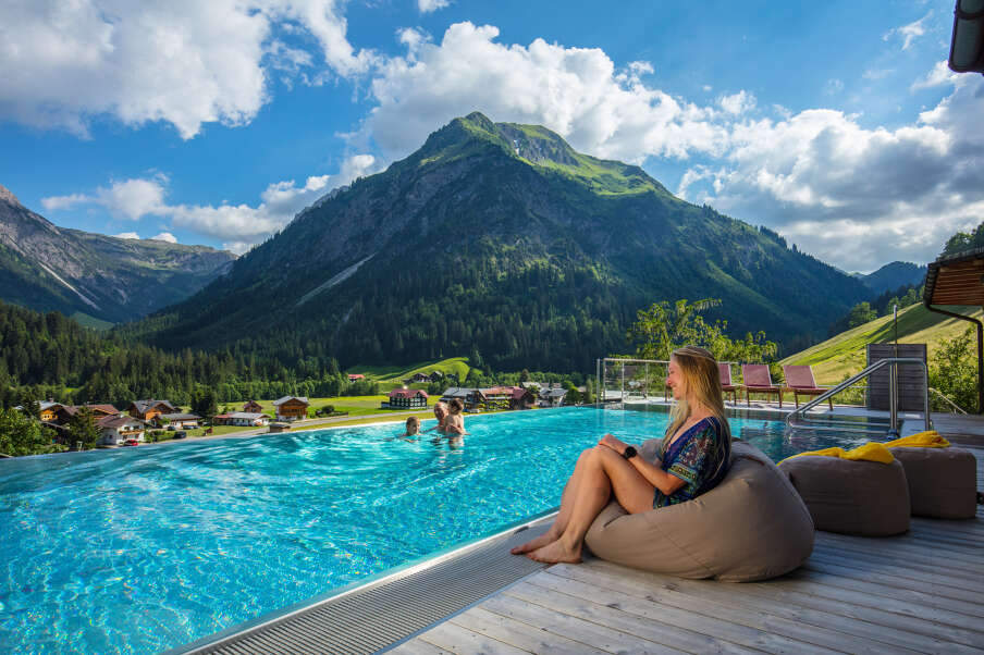 Entdeckt den Outdoor-Swimmingpool im Familienhotel Rosenhof