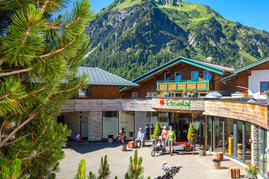 Im Sommer genießt man aus dem Familienhotel Rosenhof die Aussicht auf die Berge.