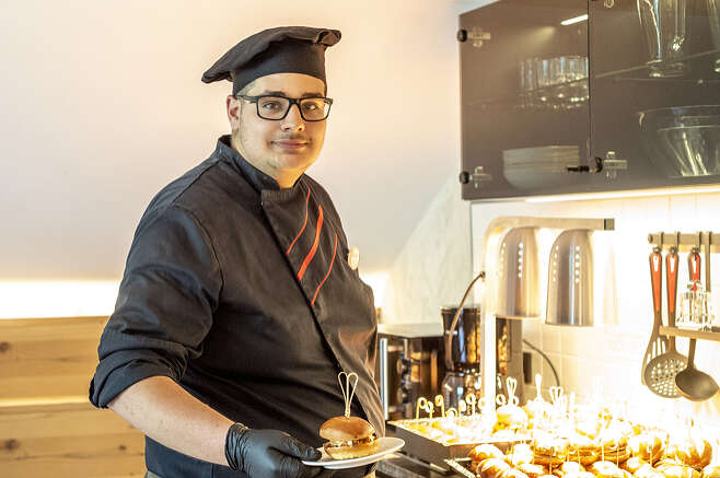 Erfahrene Köche bringen den Azubis das Kochen bei.