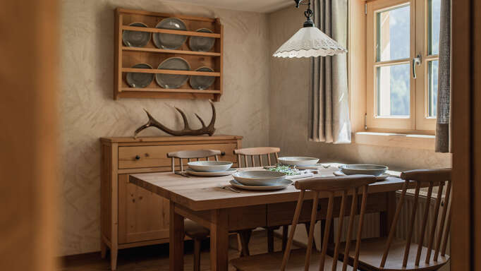 Gemütlich beim Abendessen zusammensitzen in der Kleinwalsertaler Ferienwohnung