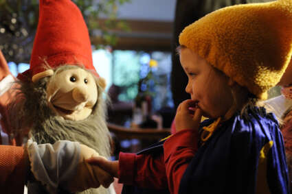 Sandmann-Ritual mit Zwärg Bartli im Rosenhof.