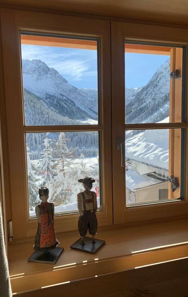 Im Winterurlaub Blick aus der Ferienwohnung ins verschneite Kleinwalsertal.