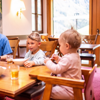 Bild mit Unterstützung von KI bearbeitet. Babyausstattung im Rosenhof Hotel