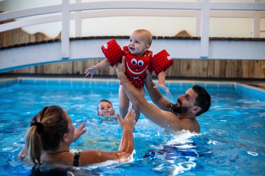 Bild mit Unterstützung von KI bearbeitet. Babyurlaub mit Wellness im Allgäu