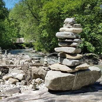 Im Sommerurlaub sind Wanderungen am Fluss entlang sehr beliebt.