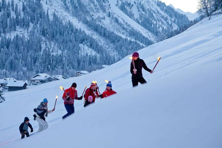 Fackelwanderung im Winter mit der Familie.