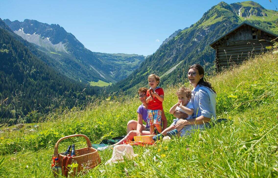 Einfach mal Picknicken während des Familienurlaubs in Österreich