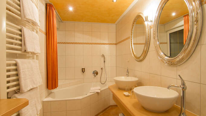 Moderne Badezimmer runden das Ambiente des Familienzimmers ab.