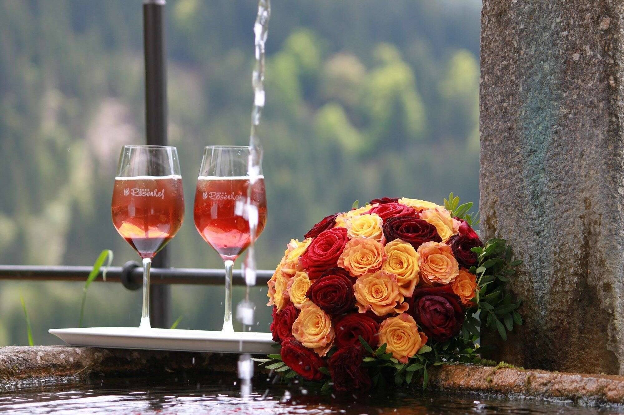 Ausgefallene Cocktails und Rosen erwarten die Gäste im Rosenhof.