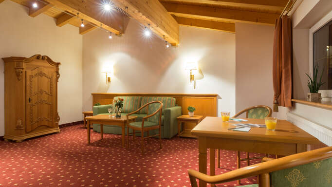 Das Unikat Junior Suite ist mit stilvollen Holzmöbeln im Landhaus-Stil eingerichtet.