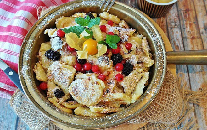 Der Kaiserschmarrn auf der Hütte zählt zu den Highlights bei einem Bergausflug.