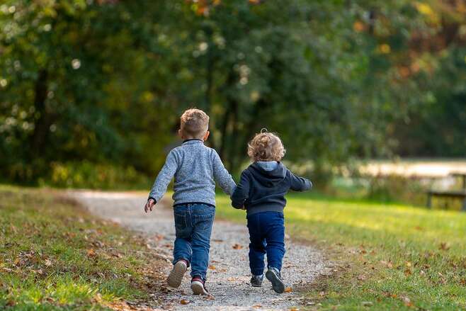 Kinder entdecken die Natur beim Waldbaden