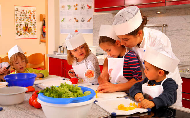 Gemeinsam Kochen ist nur einer der vielen Familienerlebnis im Kleinwalsertaler Rosenhof