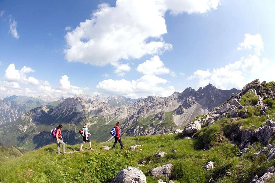 Nach der Besteigung ergibt sich eine Rundumansicht auf das Kleinwalsertal und das umliegende Gebirge.