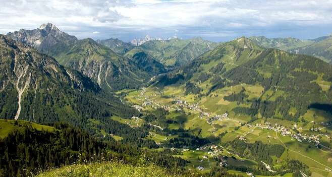 Bergkulisse beim Wandern im Kleinwalsertal.