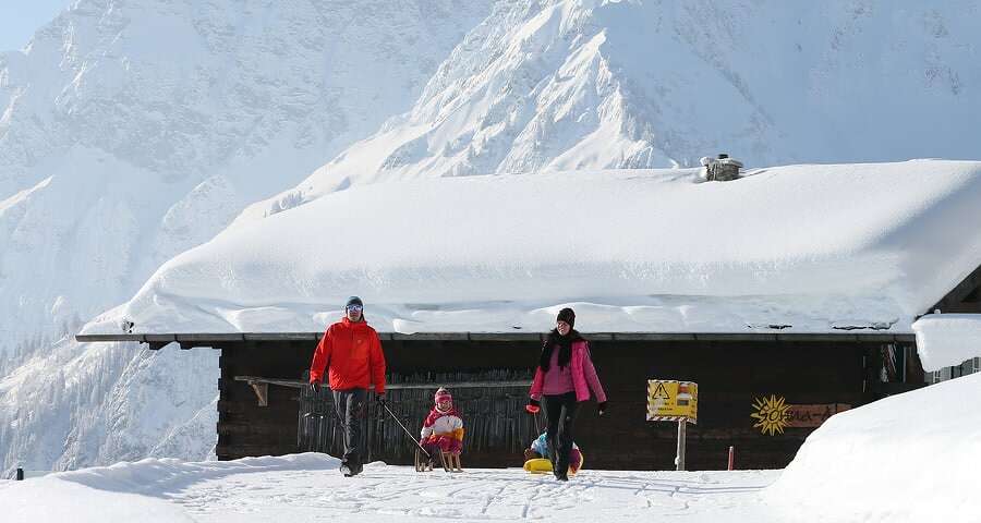 Im Familienhotel Rosenhof heißt es im Winter: Schlitten fahren, Schneewandern und Spaß haben