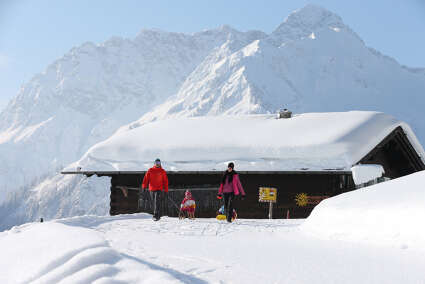 Wanderung mit der Familie im Winter im Kleinwalsertal.