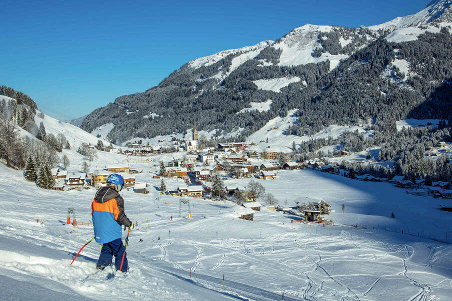 Skifahren im Kleinwalsertal bei strahlendem Sonnenschein.