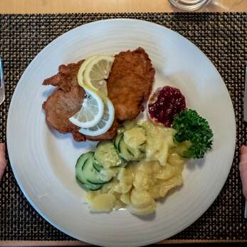 Schön angerichtete Schnitzel mit Kartoffelsalat.