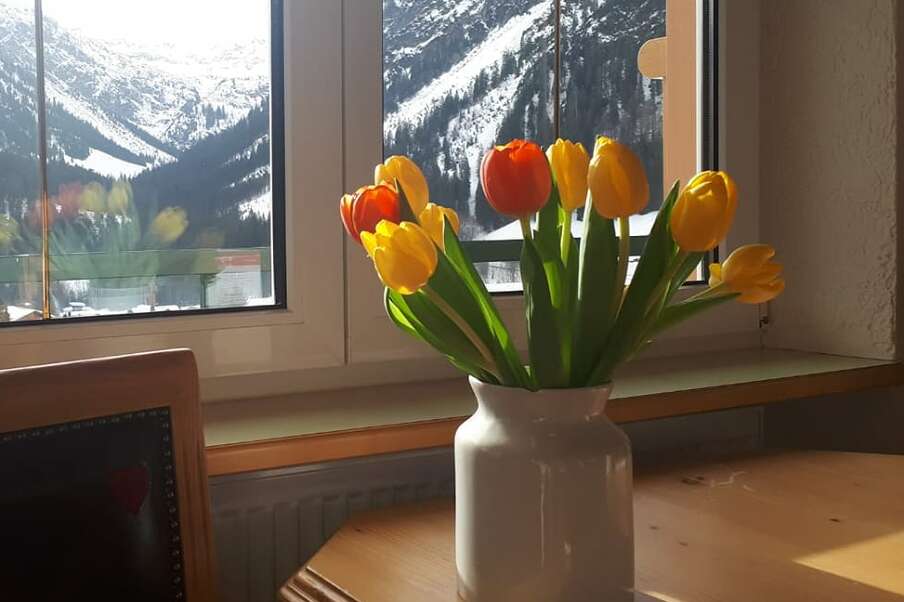 Von dem Familienzimmer Blick auf die verschneite Landschaft des Kleinwalsertals.