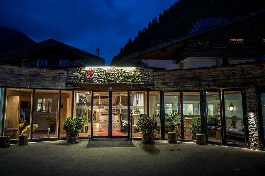 Eingang Familienhotel Rosenhof bei Nacht.