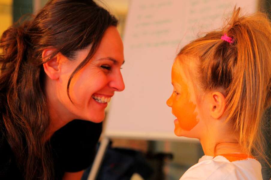 In der Kinderbetreuung wird gemeinsam gelacht und eine gute Zeit verbracht.