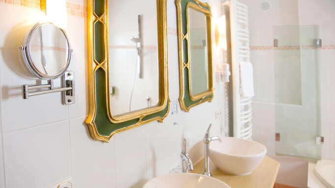 Badezimmer mit zwei Waschbecken im Rosenhof.