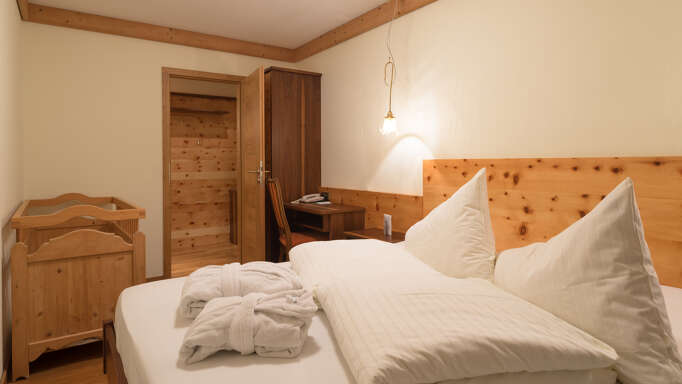 Schlafzimmer mit Holzmöbel in der Rosenhof-Suite.