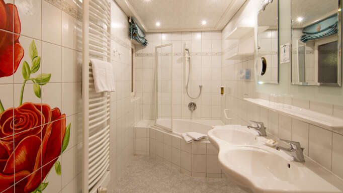 Badezimmer der Premium Suite im Rosenhof.