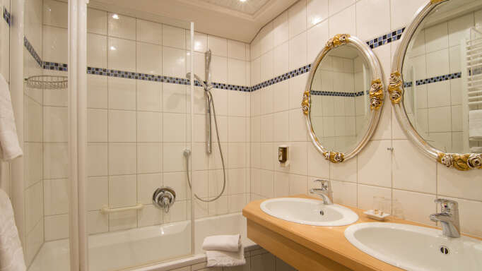 Badezimmer mit Doppelwaschbecken und Badewanne im Rosenhof.