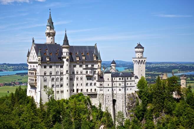 Schloss Neuschwanstein bei Füssen als Ausflugsziel beim Sommerurlaub mit der Familie.