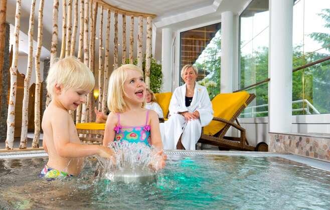 Plantschen im Pool mit den Großeltern.