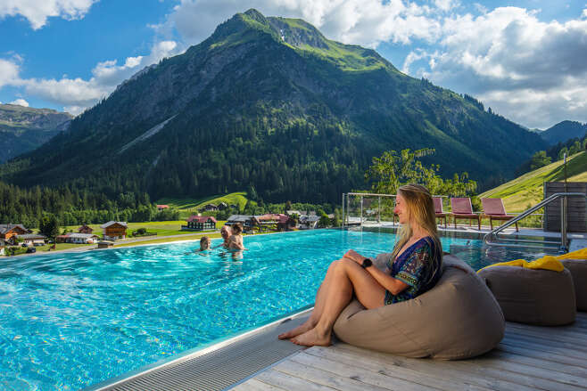 Ein Außenpool darf im Familienhotel in Österreich nicht fehlen!