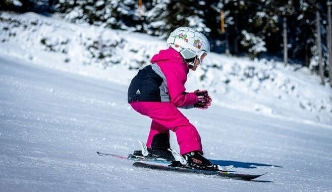 Im Kleinwalsertal können die Kinder im Winter Ski fahren lernen.