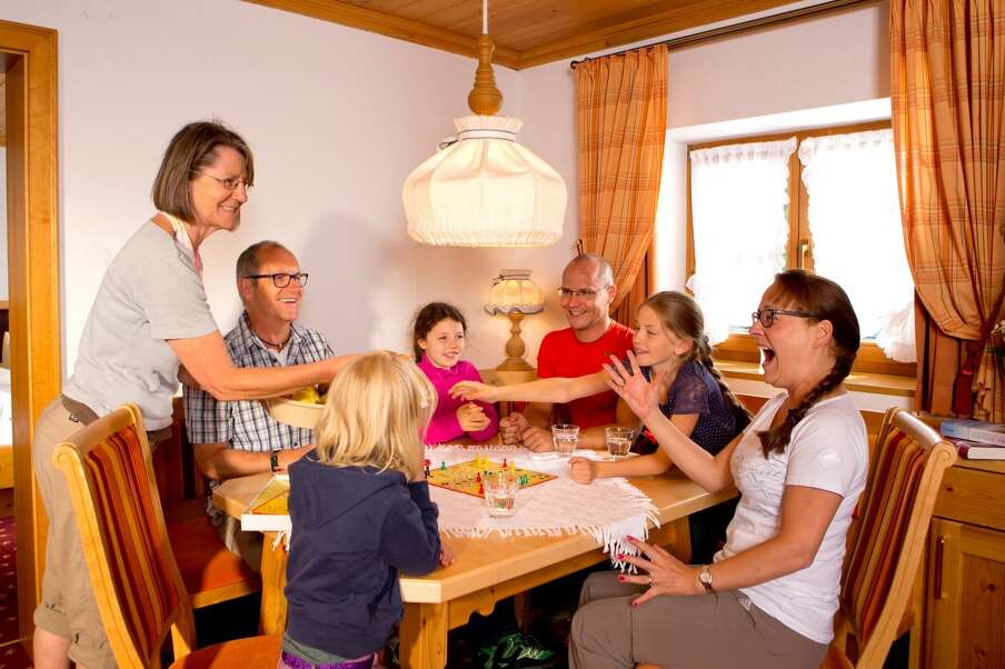 Spiele mit den Großeltern im Rosenhof spielen.