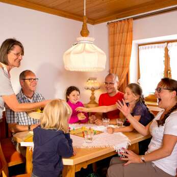 Urlaub mit Oma und Opa im Kleinwalsertaler Rosenhof.