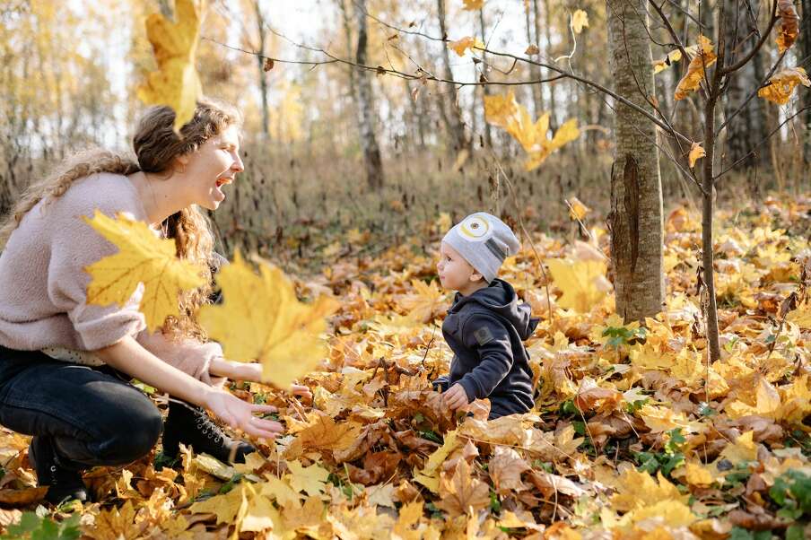 Waldbaden im Herbst mit der Familie